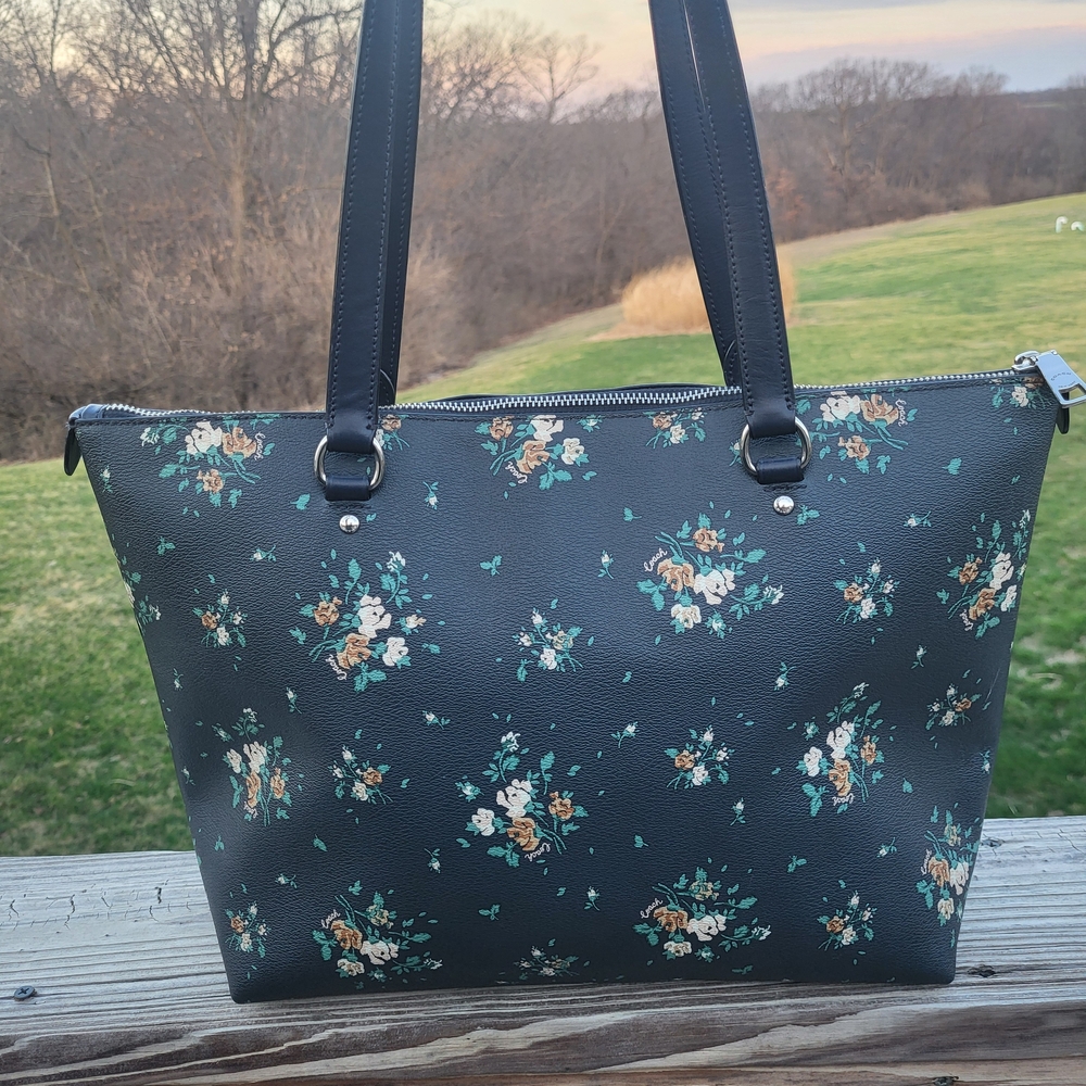 Coach Gallery Large Tote With Rose Bouqet Print - Picture 3 of 9